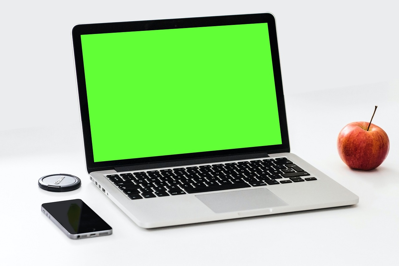 laptop with green screen to denote green web hosting